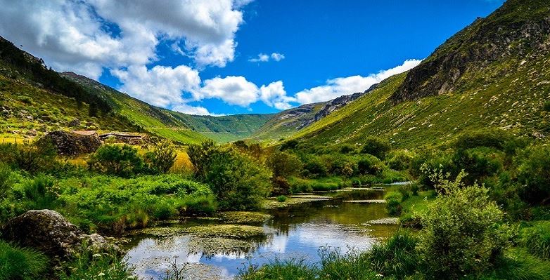 vale glaciar zezere na serra da estrela - nacionalidade portuguesa