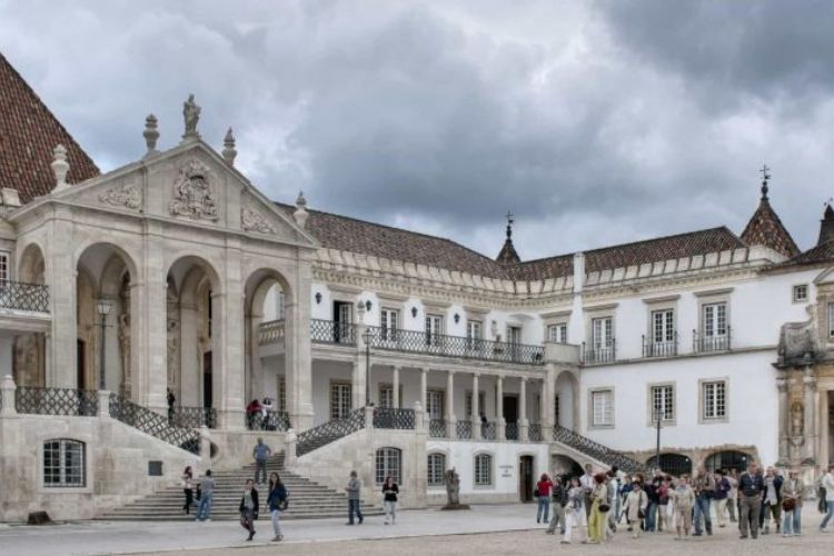 Universidade de Coimbra com alunos
