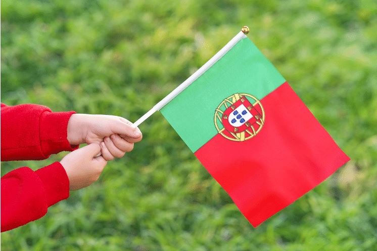 alteração da lei da nacionalidade portuguesa - criança com bandeira de portugal