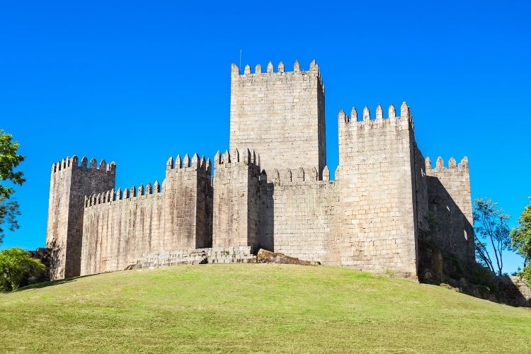 castelo de guimarães portugal