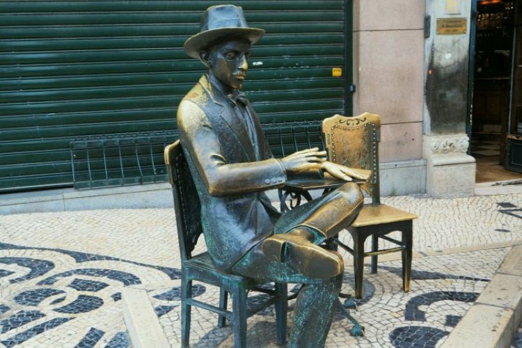 Povo português conheça as suas origens e características
Estátua de Fernando Pessoa em frente ao Café A Brasileira.
