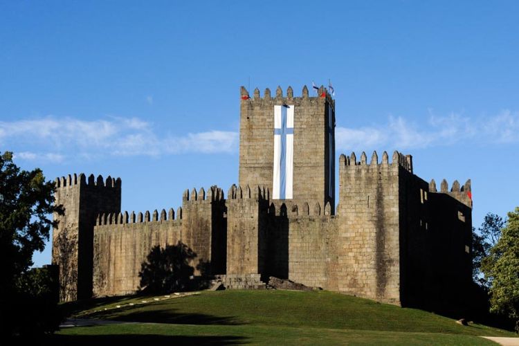Descubra quais são as 7 Maravilhas de Portugal, Castelo de Guimaraes.