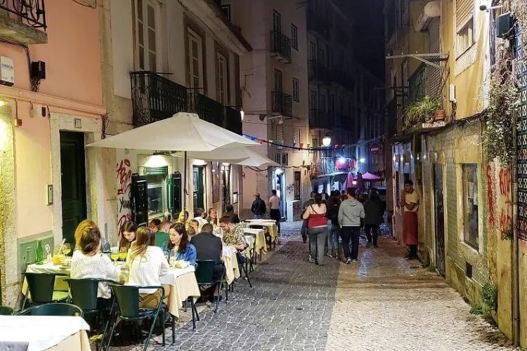 As movimentadas ruas do Bairro Alto em Lisboa