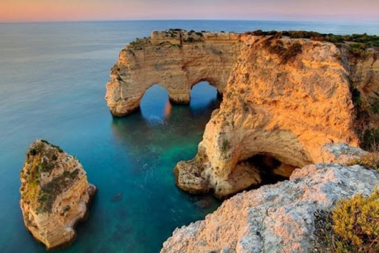 Conheça quais são as principais cidades do Algarve em Portugal, Praia da Marinha